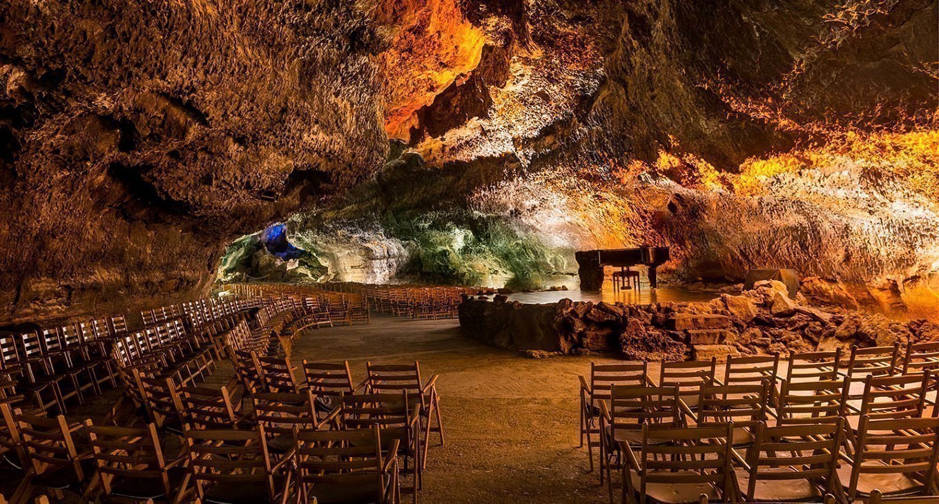 https://culturalanzarote.com/wp-content/uploads/Auditorio_Cueva_de_los_Verdes.jpg