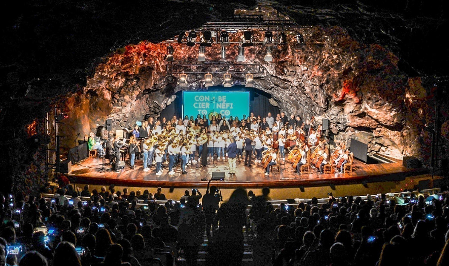 Barrios-Orquestados-Lanzarote-actuando-en-el-Auditorio-de-Jameos-del-Agua
