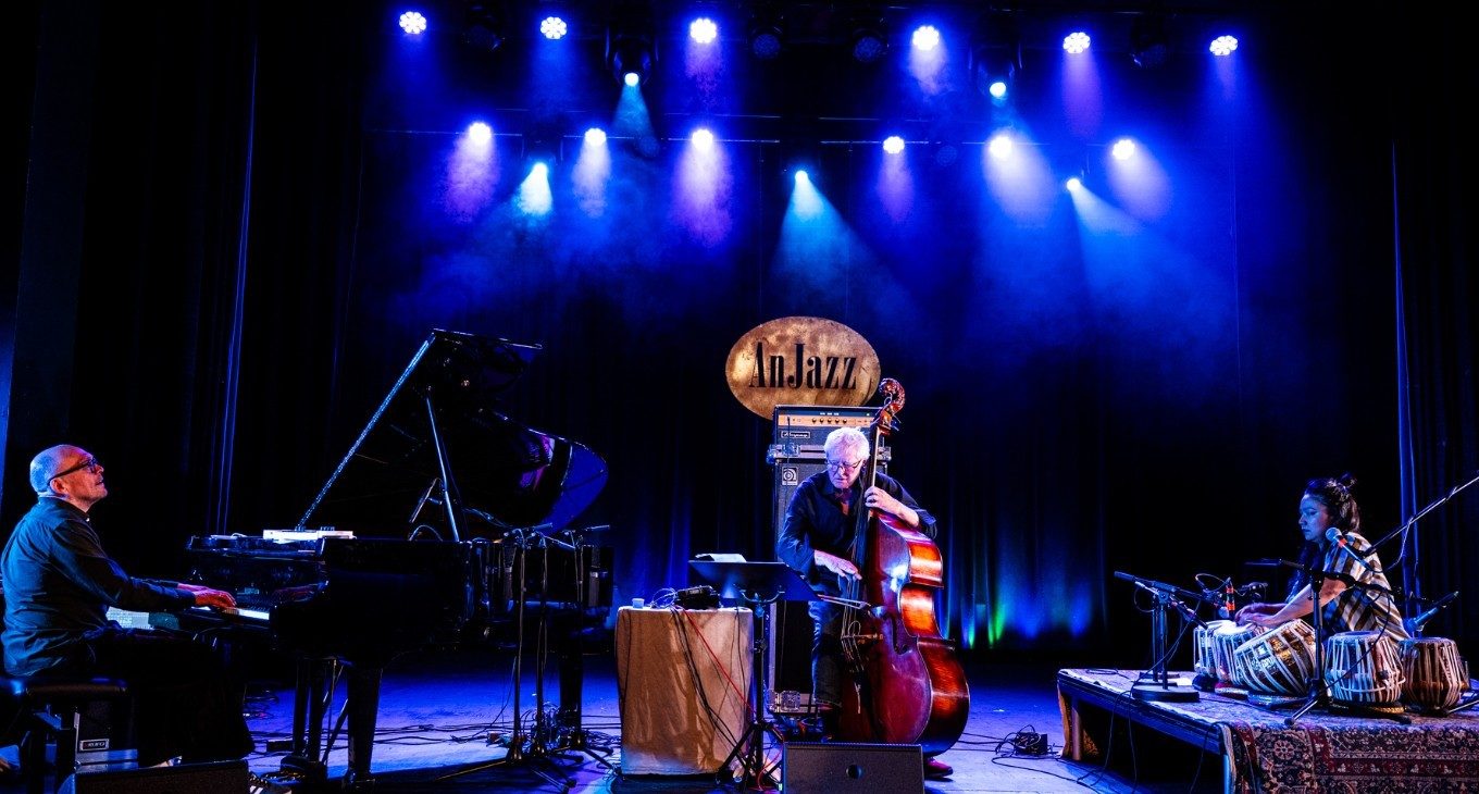 Bugge Wesseltoft, Arild Andersen, Sanskriti Shrestha. Fotografía de por Bjarte Ytre Arne